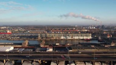 Powerhouse Smoke Stacks ile Endüstriyel Liman ve Rıhtım Sahnesi. Szczecin Hava Görünümü