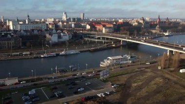 Szczecin Riverfront Panorama: Castle, Old Town ve Clear Blue Sky