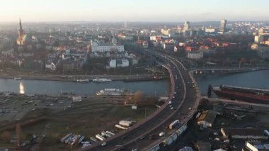 Köprü ve Nehirle Şehir Manzarası. Szczecin Polonya.