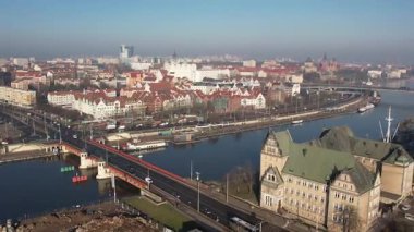 Szczecin: Köprü ve Tarihi Mimariyle Şehrin Hava Görünümü