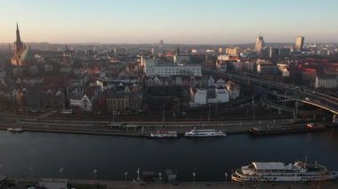 Köprü ve Nehirle Şehir Manzarası. Szczecin Polonya.