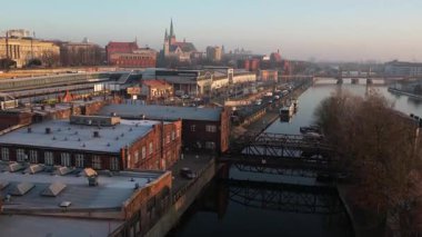Szczecin ana tren istasyonu: Şehir Panorama ve Ulaşım Merkezi Sunrise 'da. Güneşli Sabah Işığı.