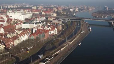 Szczecin: Köprü ve Tarihi Mimariyle Şehrin Hava Görünümü