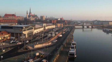 Szczecin ana tren istasyonu: Şehir Panorama ve Ulaşım Merkezi Sunrise 'da. Güneşli Sabah Işığı.