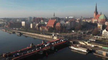 Szczecin Hava Çizgisi Görünümü: Nehir Önü, Trafik, Köprü ve Tarihi Kiliseler