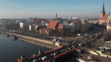 Szczecin Hava Çizgisi Görünümü: Nehir Önü, Trafik, Köprü ve Tarihi Kiliseler