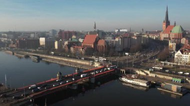Szczecin Hava Çizgisi Görünümü: Nehir Önü, Trafik, Köprü ve Tarihi Kiliseler