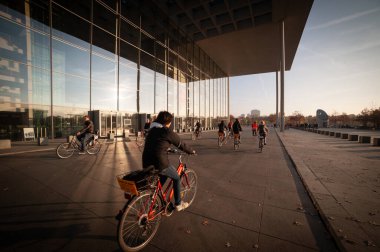 Berlin, Almanya 'daki Federal Başbakanlık binasının yakınındaki motorcular