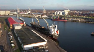 Gemiler, Turnalar ve Rıhtımlarla Endüstri Limanı 'nın Hava Görüntüsü