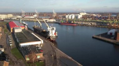 Gemiler, Turnalar ve Rıhtımlarla Endüstri Limanı 'nın Hava Görüntüsü