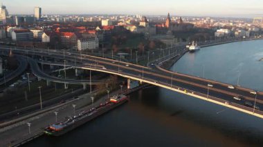 Köprü ve Nehirle Şehir Manzarası. Szczecin Polonya.