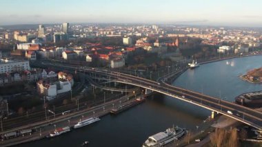 Köprü ve Nehirle Şehir Manzarası. Szczecin Polonya.