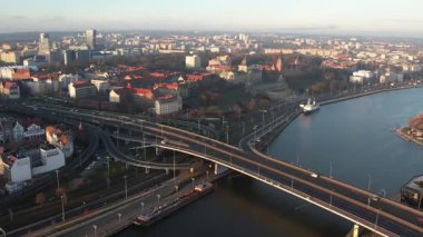 Köprü ve Nehirle Şehir Manzarası. Szczecin Polonya.