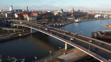 Köprü ve Nehirle Şehir Manzarası. Szczecin Polonya.