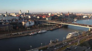 Köprü ve Nehirle Şehir Manzarası. Szczecin Polonya.