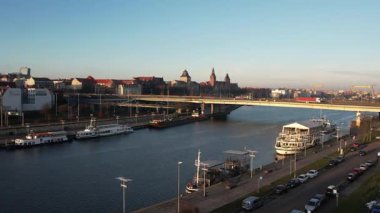 Köprü ve Nehirle Şehir Manzarası. Szczecin Polonya.