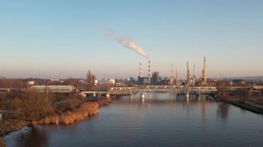 Sunrise 'da River, Factory ve elektrik santraliyle Endüstriyel Manzara. Szczecin Polonya.
