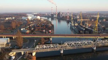Sunrise 'da River, Factory ve elektrik santraliyle Endüstriyel Manzara. Szczecin Polonya.