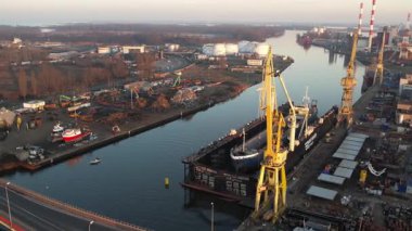 Kuru Rıhtım, Turna ve Endüstriyel Peyzaj 'ı olan bir tersane. Szczecin Polonya Hava Görüntüsü.