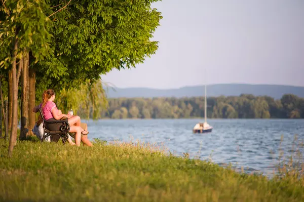 Macaristan 'ın Sunset Gölü' nde Dinlenen İnsanlar