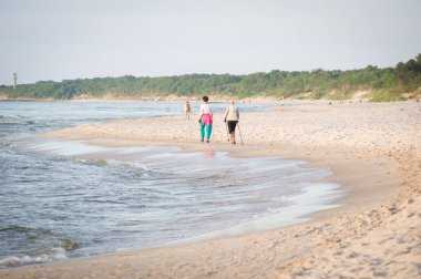 İnsanlar kumsalda güneşli bir günün tadını çıkarıyorlar. Grzybowo Polonya