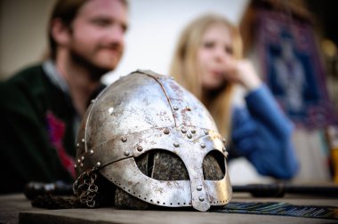 Arka plan İnsanlı Ortaçağ Miğferi