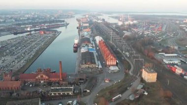 Gemileri ve kanalları olan liman endüstrisinin hava görüntüsü. Szczecin Polonya.