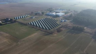 Güneş Çiftliği ile Su arıtma tesisinin havadan görüntüsü. Sürdürülebilir Enerji.