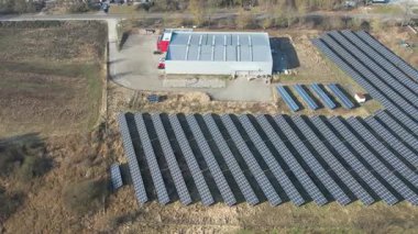 Endüstriyel Binaya bitişik Güneş Çiftliği - Havadan Görünüm