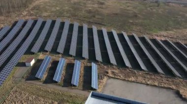 Yenilenebilir Enerji Kurulumunun Hava Görünümü - Güneş Panelleri.