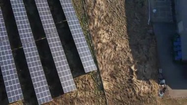 Güneş Panelleri ve Endüstriyel Bina: Yukarıdan Aşağıya Hava Görünümü