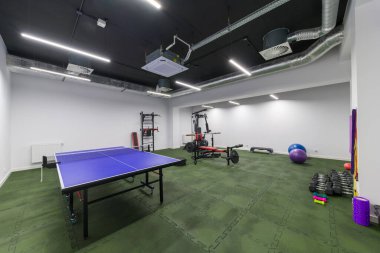 Masa Tenisi ve Spor Malzemeleri ile Spor Salonu