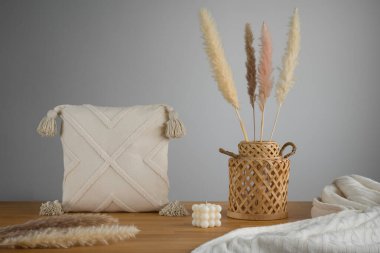 Boho Şık Dekorasyonu: Dokulu Yastık ve Pampas Çimeni Düzenleme
