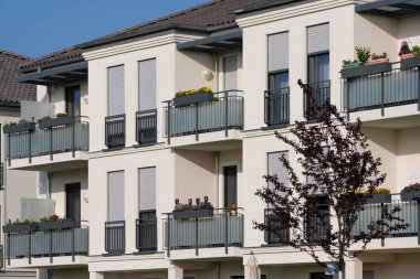 Apartman Önü: Balkonlu Modern Mimari