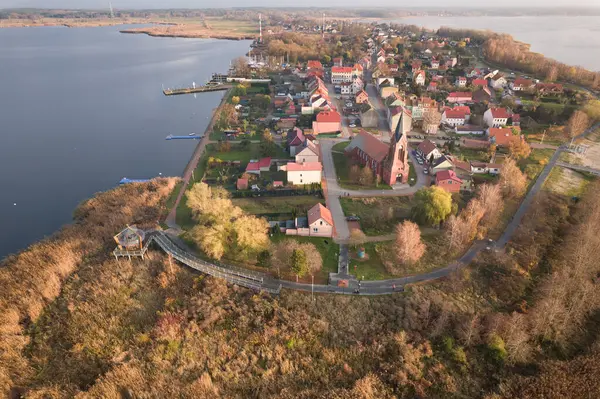 Göldeki Yarımada üzerindeki bir kasabanın havadan görünüşü
