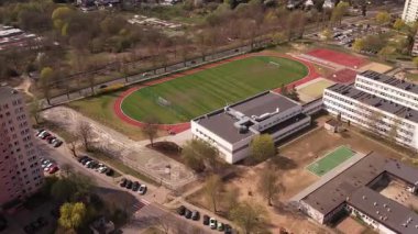 Spor Alanları ve Kentsel Manzaralı Okul Kompleksi - Hava Görünümü