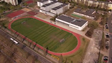 Spor Alanları ve Kentsel Manzaralı Okul Kompleksi - Hava Görünümü