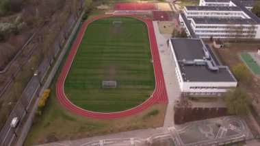 Spor Alanları ve Kentsel Manzaralı Okul Kompleksi - Hava Görünümü