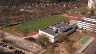 Spor Alanları ve Kentsel Manzaralı Okul Kompleksi - Hava Görünümü