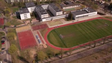 Spor Alanları ve Kentsel Manzaralı Okul Kompleksi - Hava Görünümü