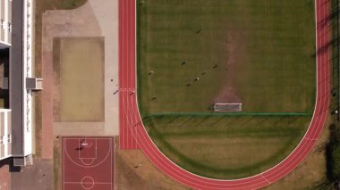 Okul Futbol Sahası ve Koşu Pisti: İnsanlarla Havadan Genel Görünüm