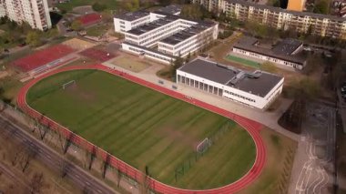 Spor Alanları ve Kentsel Manzaralı Okul Kompleksi - Hava Görünümü