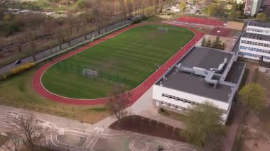 Spor Alanları ve Kentsel Manzaralı Okul Kompleksi - Hava Görünümü