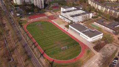 Spor Alanları ve Kentsel Manzaralı Okul Kompleksi - Hava Görünümü