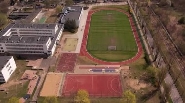 Spor Alanları ve Kentsel Manzaralı Okul Kompleksi - Hava Görünümü