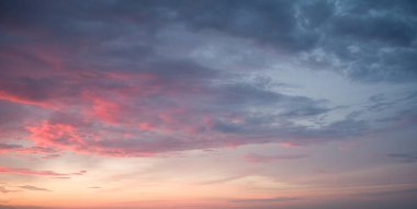 Gün batımında Pembe Bulutlar: Gökyüzü Güzelliği.