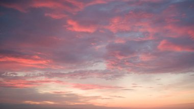 Gün batımında Pembe Bulutlar: Gökyüzü Güzelliği.