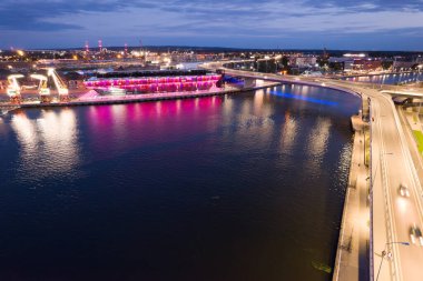 Oder Nehri 'ndeki Szczecin Denizcilik Bilim Merkezi: Aydınlanmış Gece Manzarası. Szczecin Polonya.