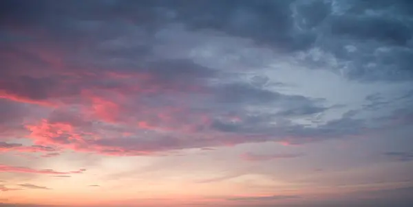 Gün batımında Pembe Bulutlar: Gökyüzü Güzelliği.