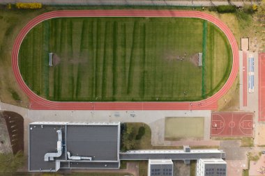 Spor Alanları ve Kentsel Manzaralı Okul Kompleksi - Hava Görünümü.